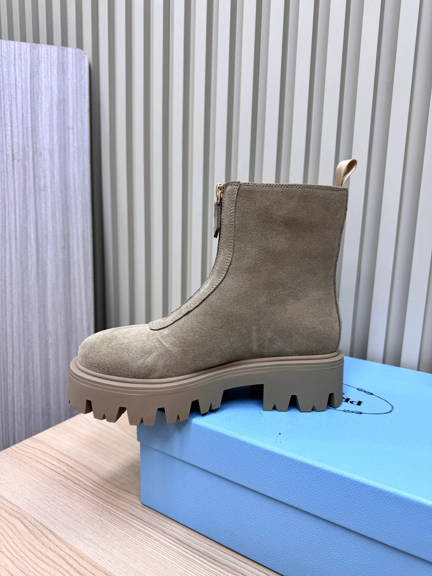 👟👟Ex-factory price 680👟👟 Prada / Prada couple's Martin boots are here, comfortable and elegant to wear. The original molded outsole of the counter is 1:1 replica. It is made of non-slip and wear-resistant imported TPU tin mold vacuum outsole. Tank-shaped thick sole. Fabric: imported anti-explosion cowhide. Lining: imported mixed sheepskin lining. Sheepskin foot pads. Outsole: tin molded beef tendon sole. Code number: 35-41 (42 customized)